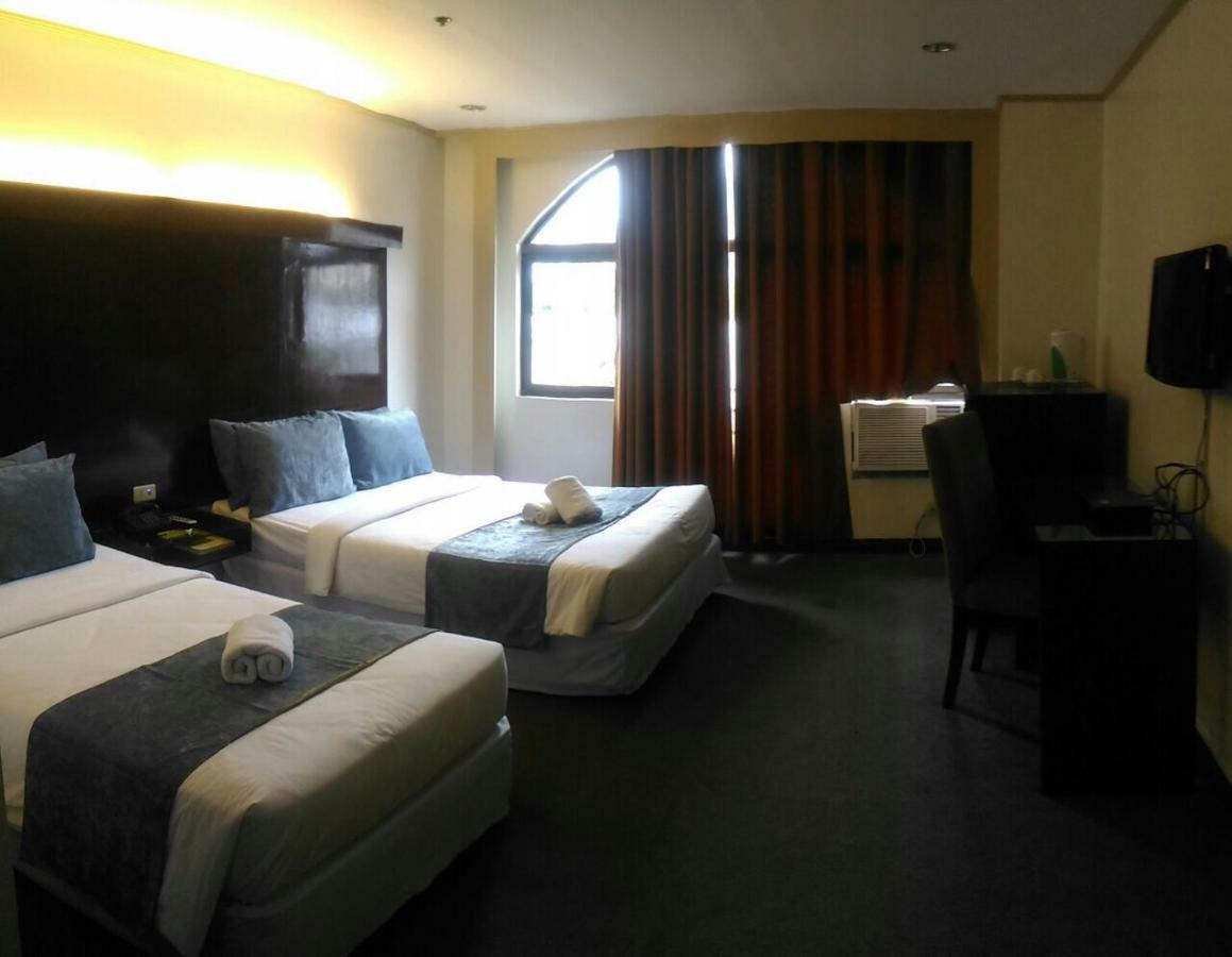 White Knight Hotel Cebu Stadt Exterior foto