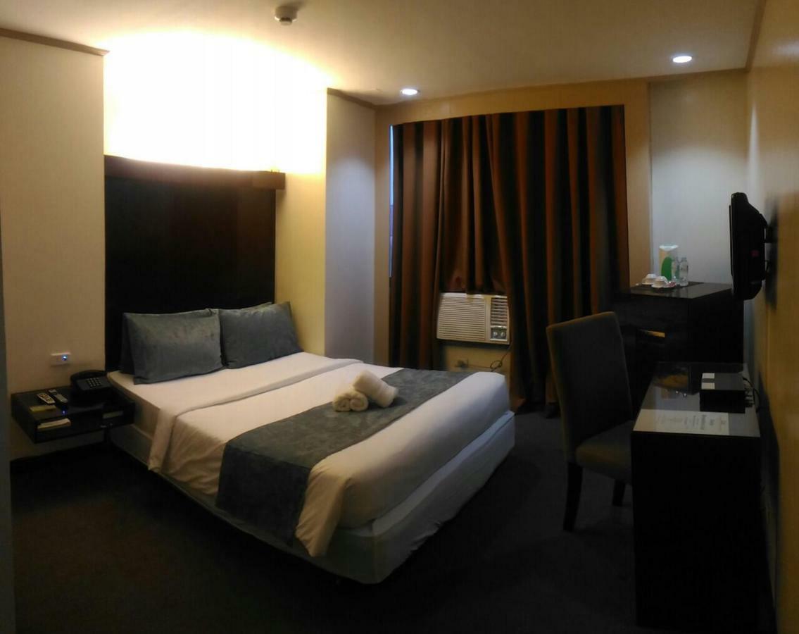 White Knight Hotel Cebu Stadt Exterior foto